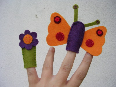dedo de la mano de marionetas: una flor y una mariposa
